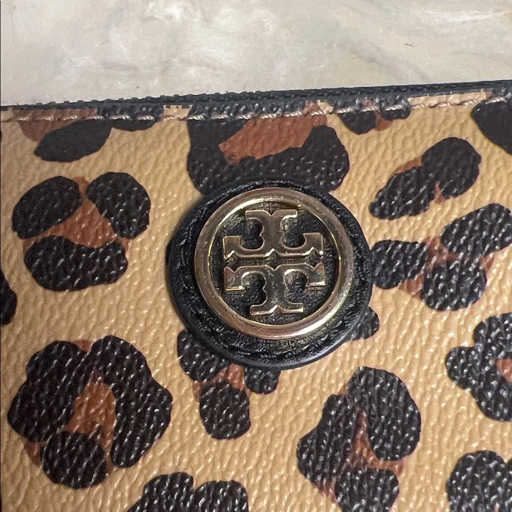 Tory Burch compact tory